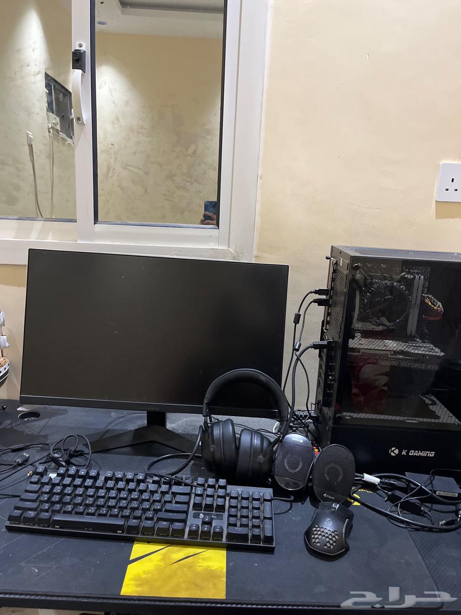 PC for sale with table and speakers64393073084801111