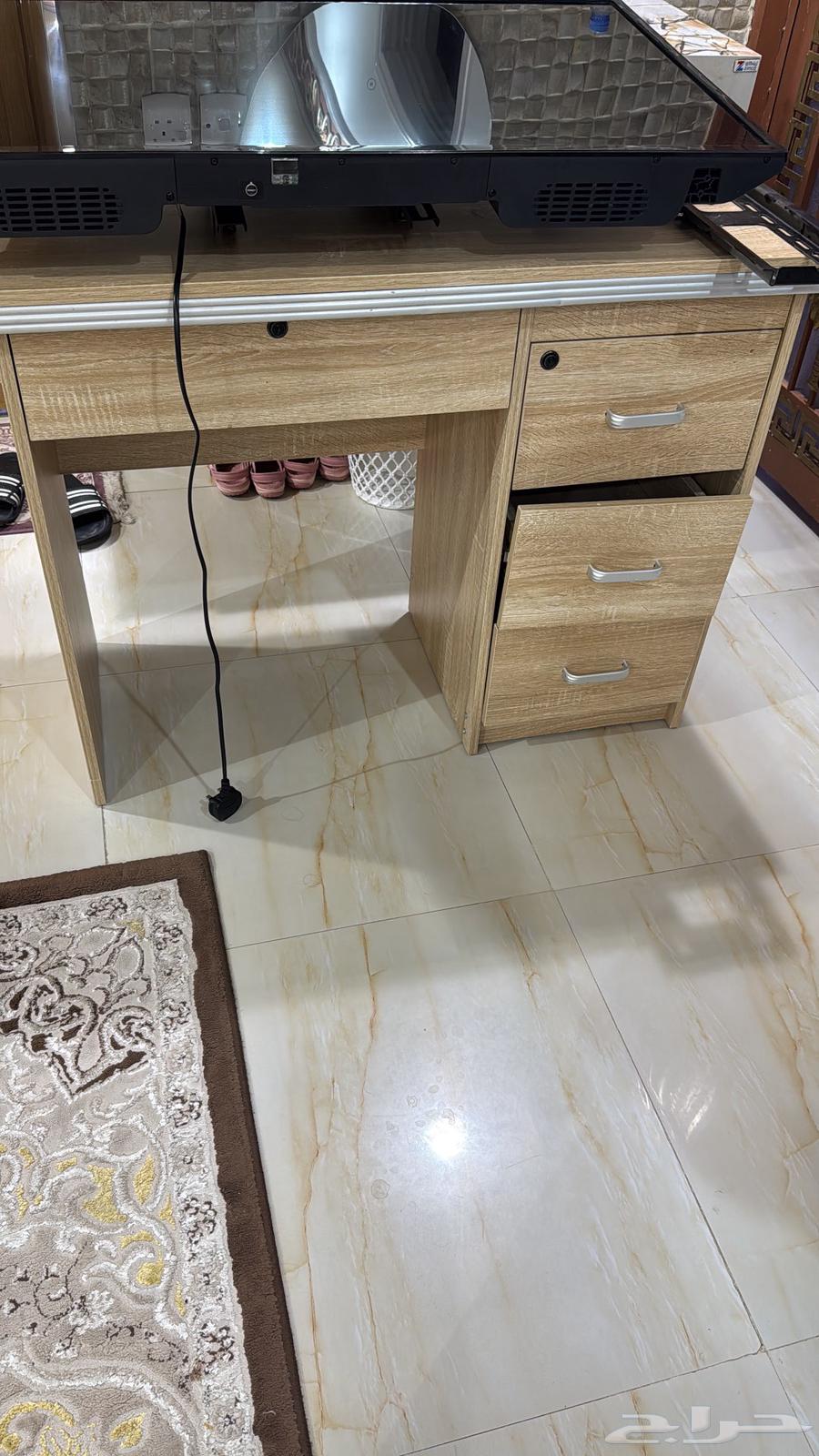 دولاب وطاوله64389902252930111