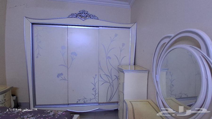 للبيع مستخدم نظيف غرفه نوم _مكونه من سرير و دولاب كبير ثلاث64372302764801111