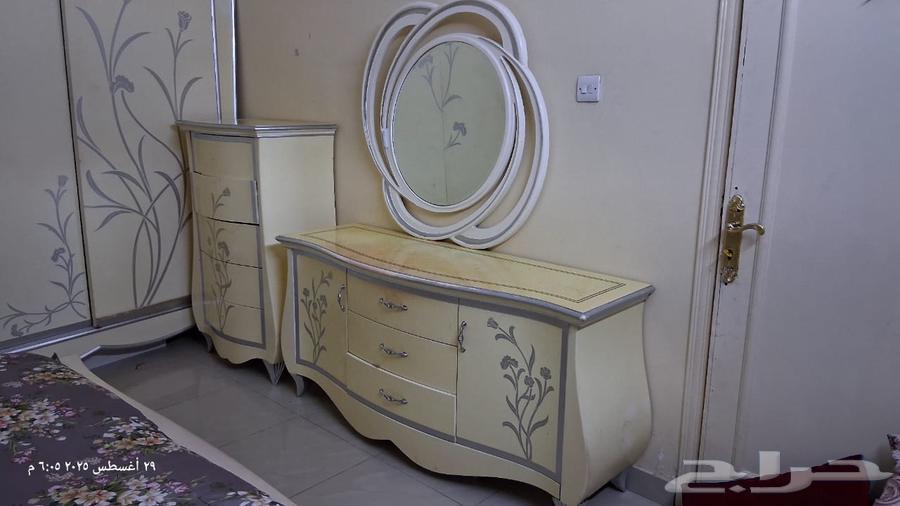 للبيع مستخدم نظيف غرفه نوم _مكونه من سرير و دولاب كبير ثلاث64372302764801112