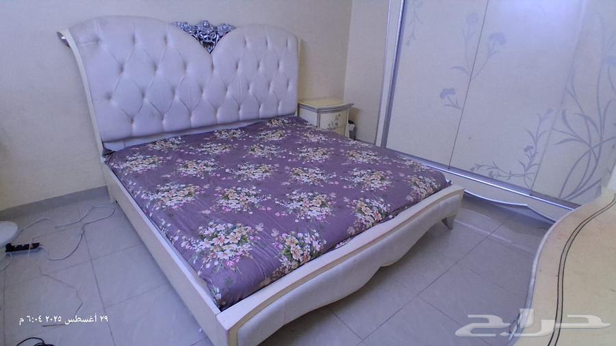 للبيع مستخدم نظيف غرفه نوم _مكونه من سرير و دولاب كبير ثلاث64372302764801113
