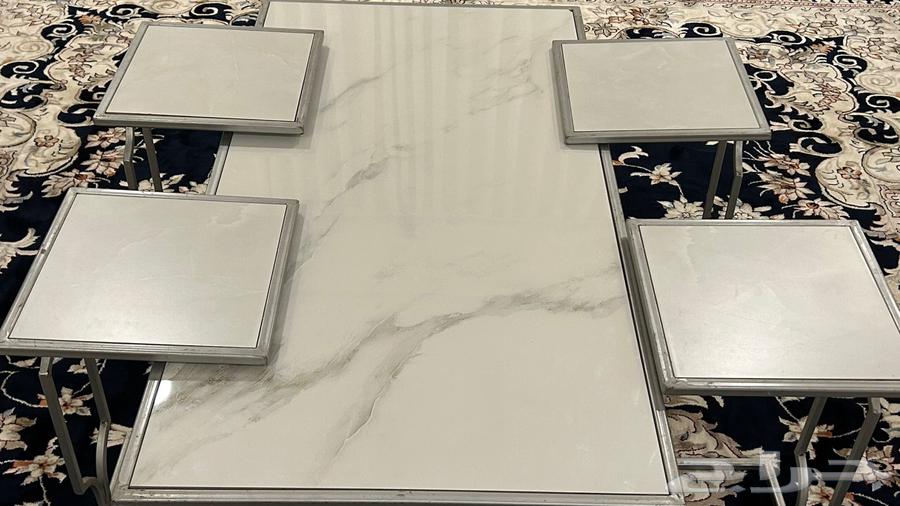 طاولة قهوه فضيه رخاميه مع 4 طاولات خدمه64392086878594111