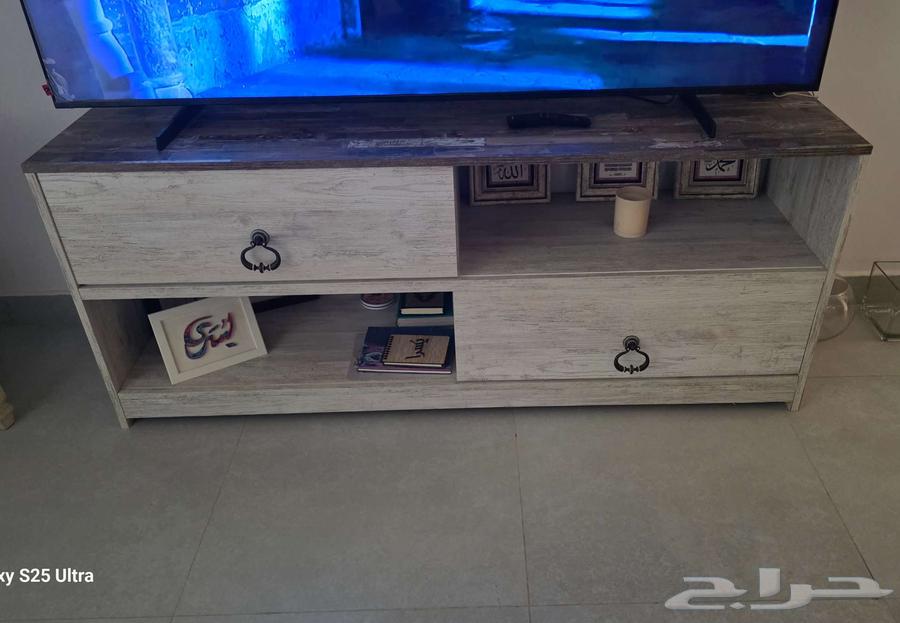 طاولة تلفزين من أشلي بحالة ممتازة64394662384386112