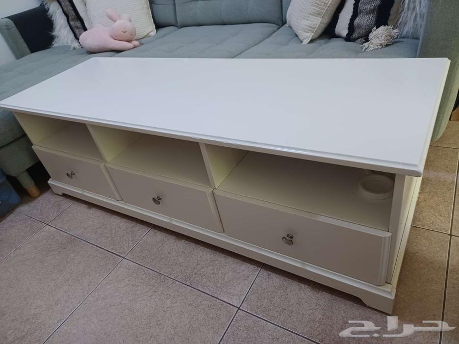 طاولة تلفاز ايكيا وكرسي استرخاء بين باج64385606639489110