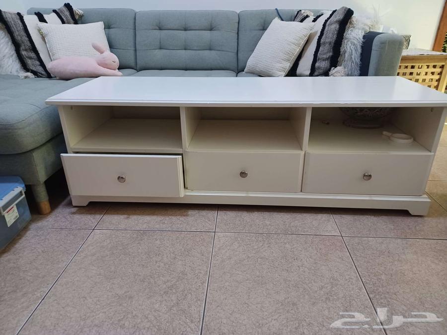 طاولة تلفاز ايكيا وكرسي استرخاء بين باج64385606639489113