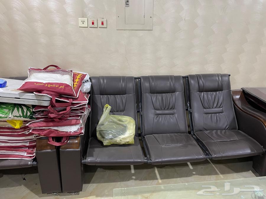 اثاث مكتبي بحاله جيد مع طباعه ليرز كبيره64388784654594110