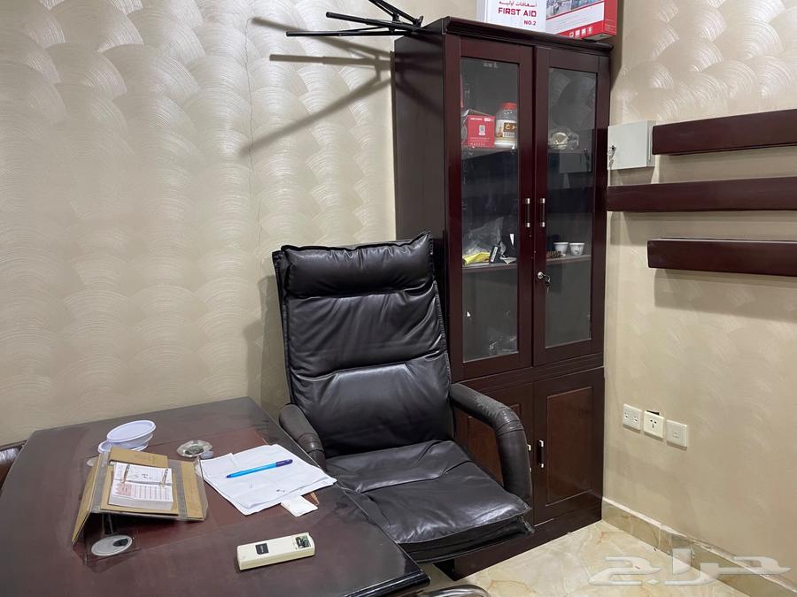 اثاث مكتبي بحاله جيد مع طباعه ليرز كبيره64388784654594113