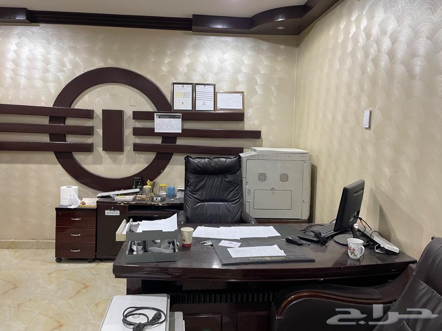 اثاث مكتبي بحاله جيد مع طباعه ليرز كبيره64388784654594114