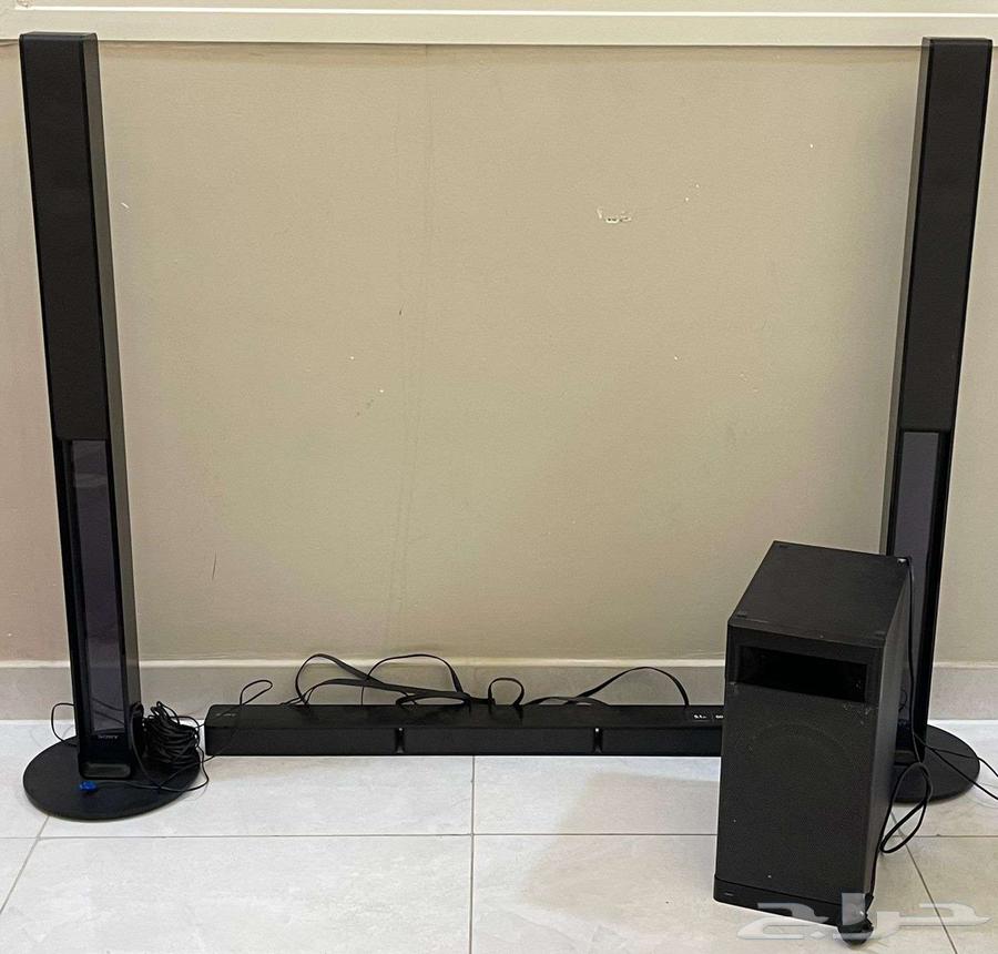 Screen with home theater and bicycle with food container64383885258499112