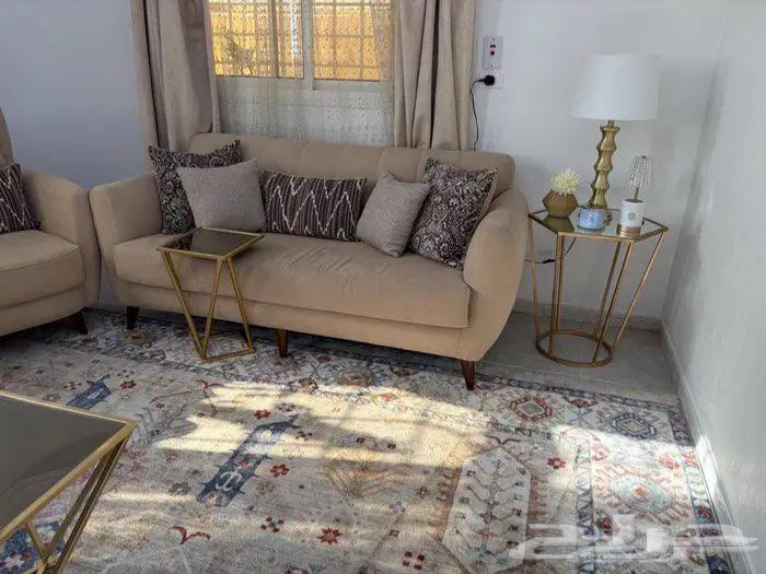 كنب نظيف مع طاولات بسعر مناسب64401119357441113