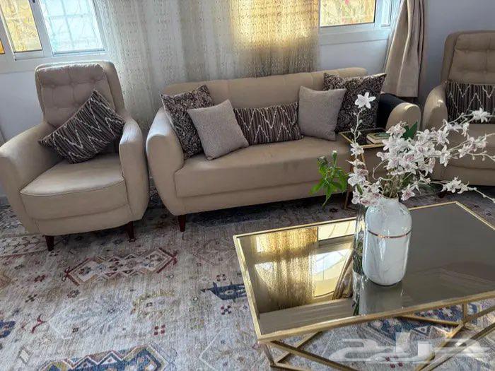 كنب نظيف مع طاولات بسعر مناسب64401119357441114