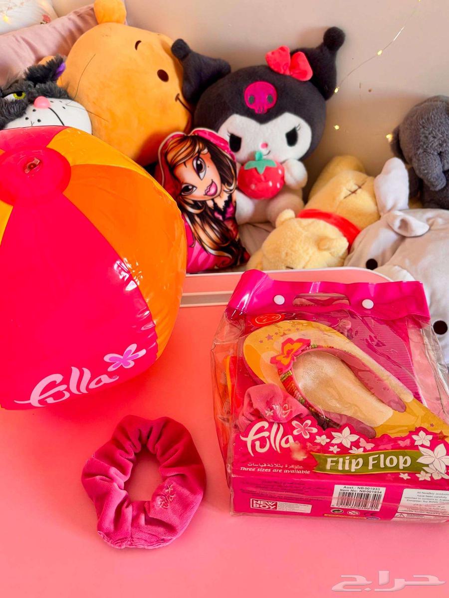 كيس فلة قديم 2008 فيه شبشب وبلونة وربطة شعر64397339556227112