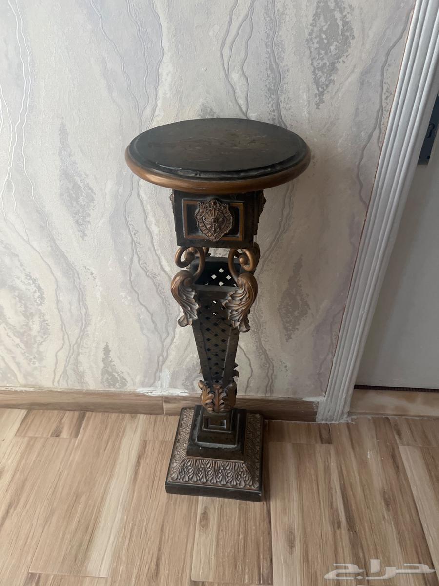 للبيع طاوله مع فازه زاويه64399161368450111