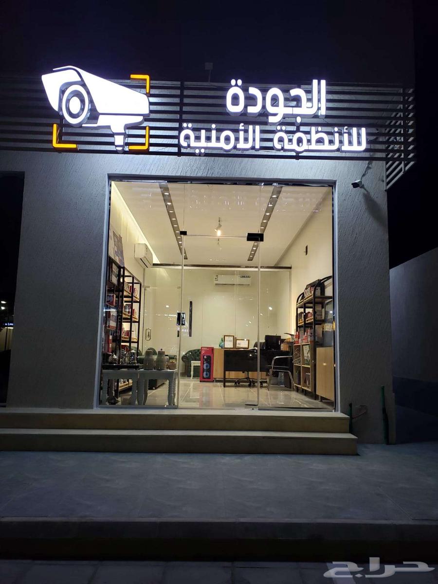 Solar-powered cameras with data SIM card64400327695235114