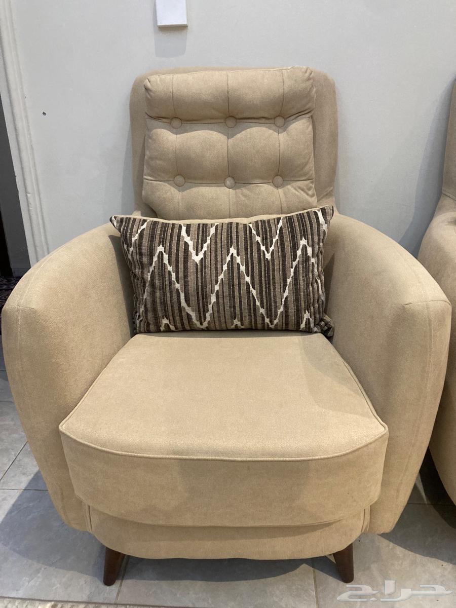 كنب نظيف مع طاولات بسعر مناسب64401119357441112