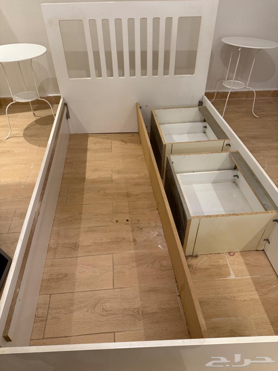 السرير مع الكمدينه64402022476546112