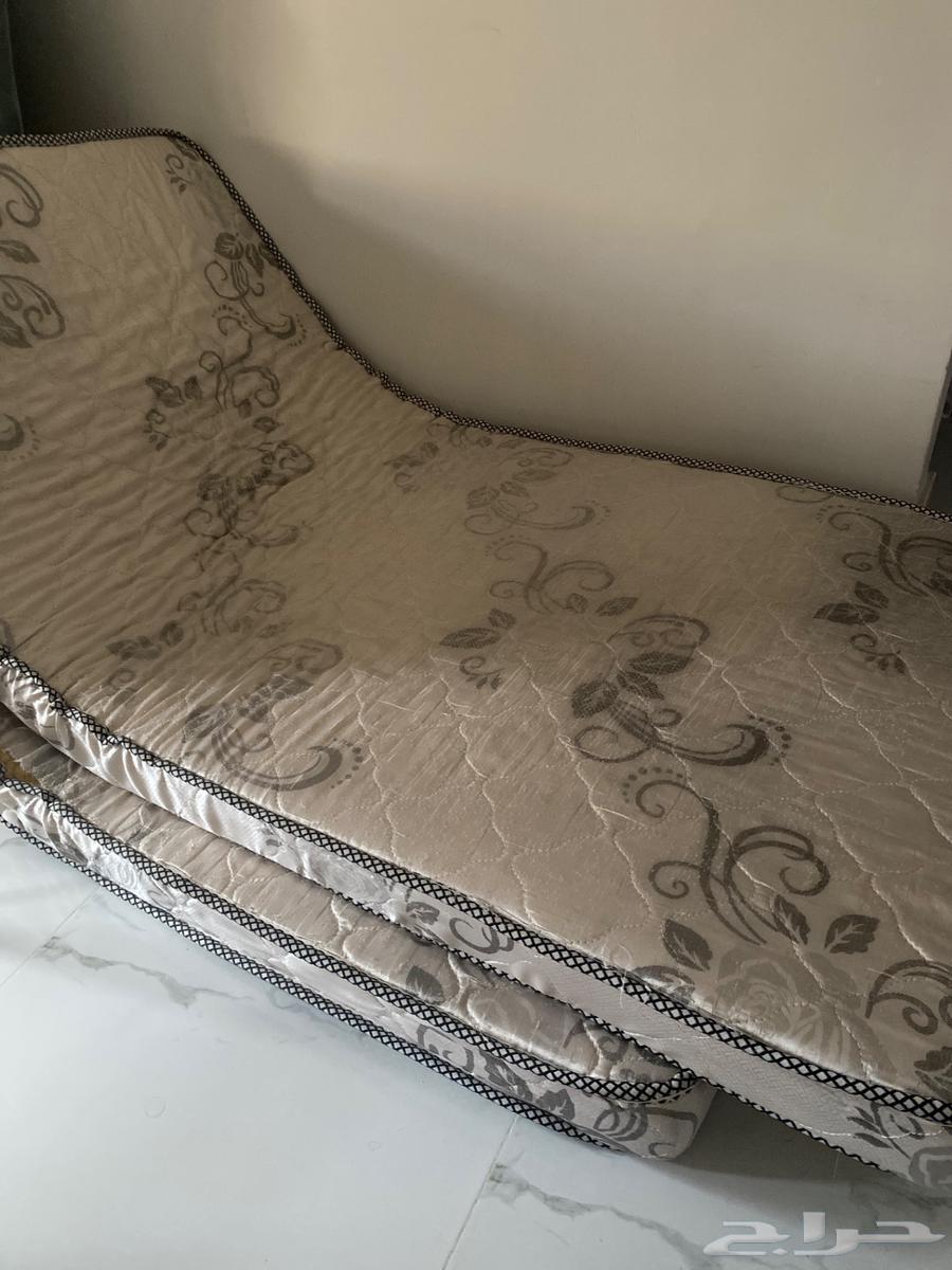 مرتبه طبيه مستعمله مع سرير خشبي كبير64395853556355110