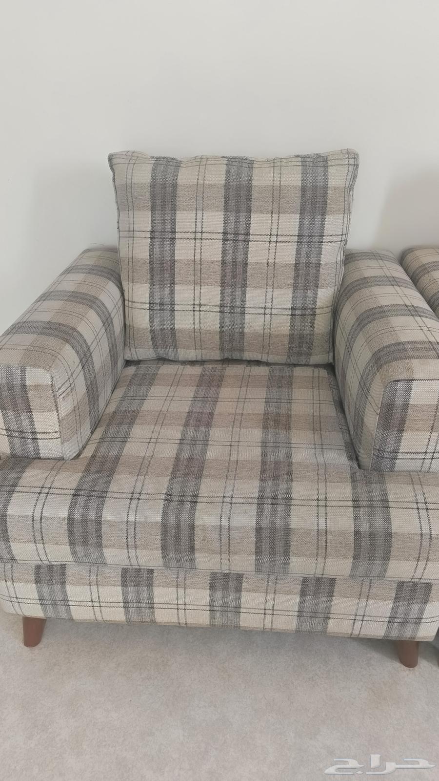 جلسة للبيع كنبة 3 مقاعد و2 كرسي وطاولة خشب64397673153923113