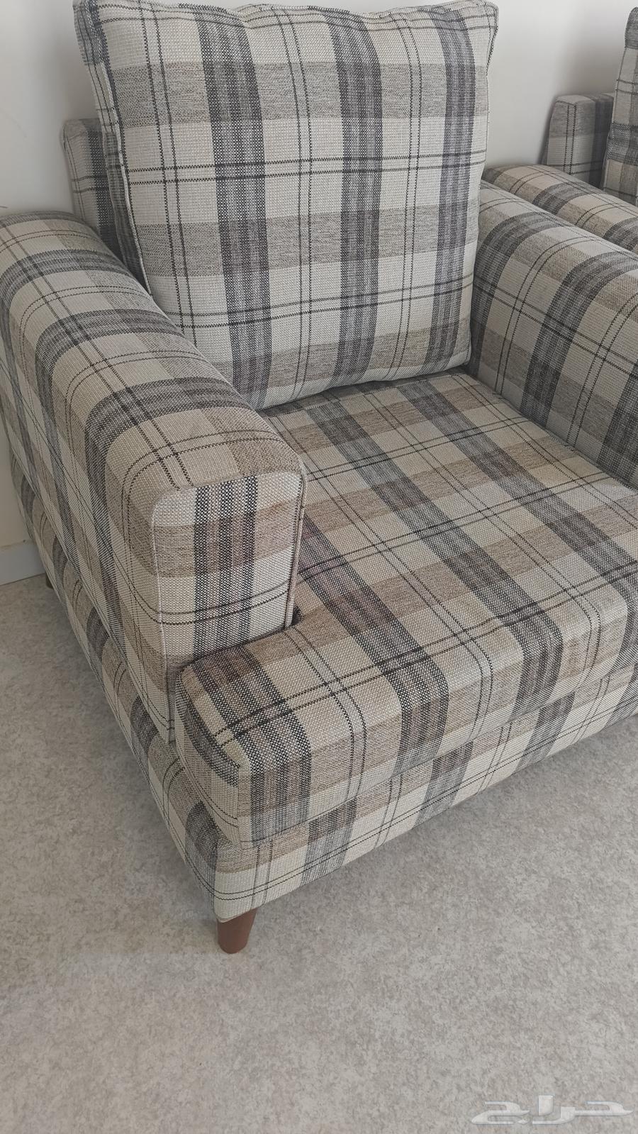 جلسة للبيع كنبة 3 مقاعد و2 كرسي وطاولة خشب64397673153923112