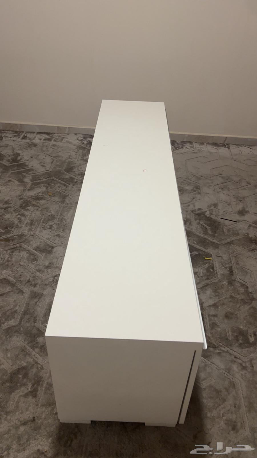 I'm offering a 55-inch screen and a screen table for sale64398870014467110