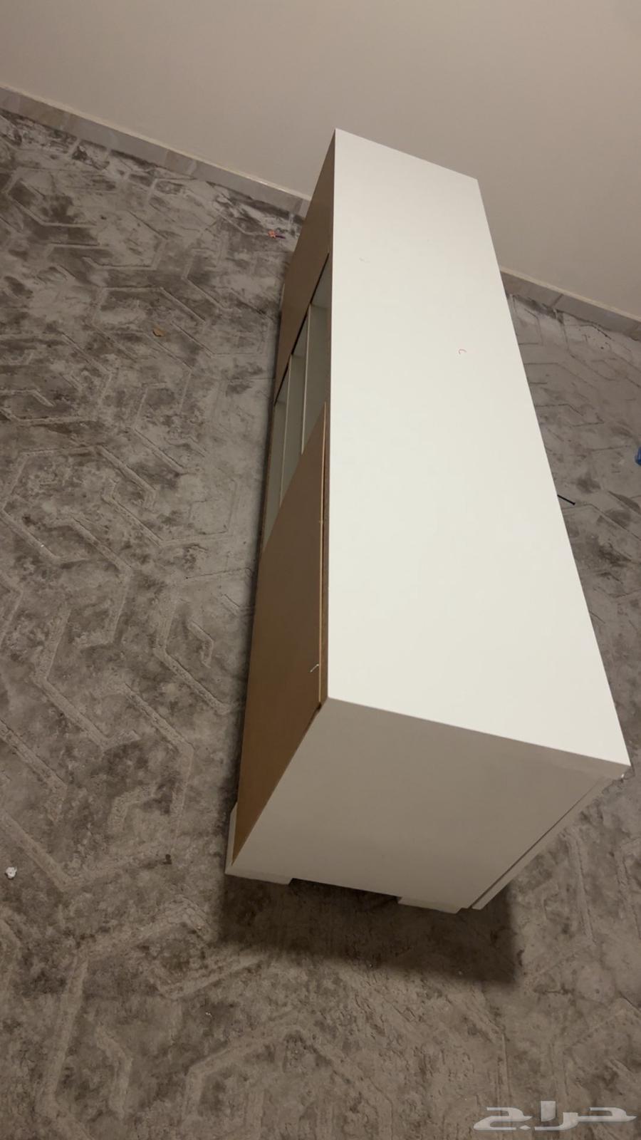 I'm offering a 55-inch screen and a screen table for sale64398870014467111