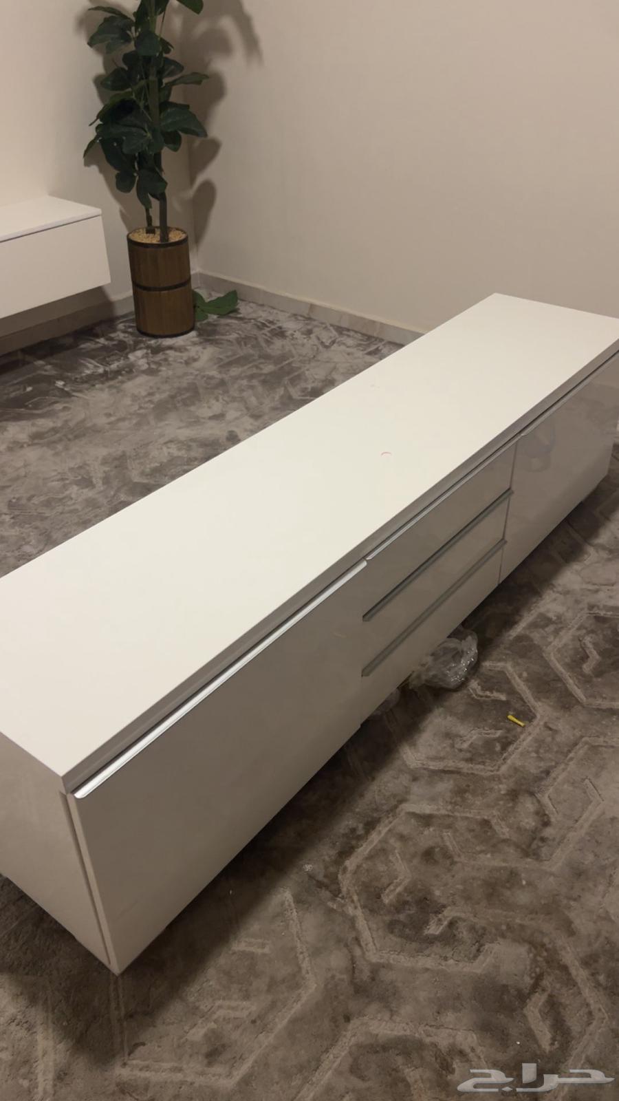 I'm offering a 55-inch screen and a screen table for sale64398870014467112