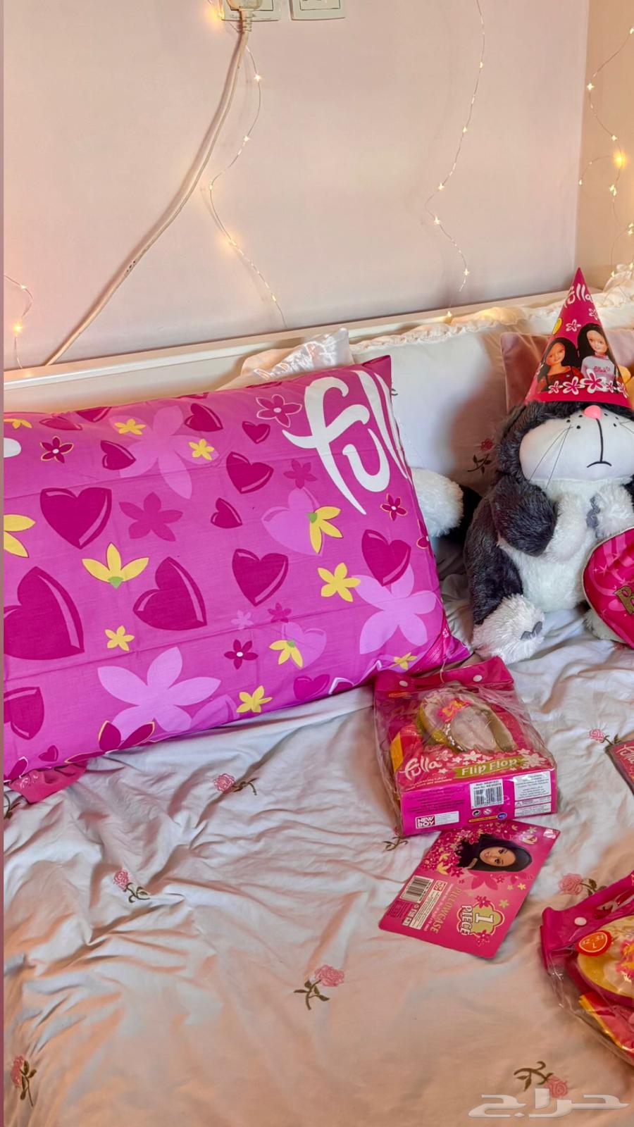 كيس فلة قديم 2008 فيه شبشب وبلونة وربطة شعر64397339556227111