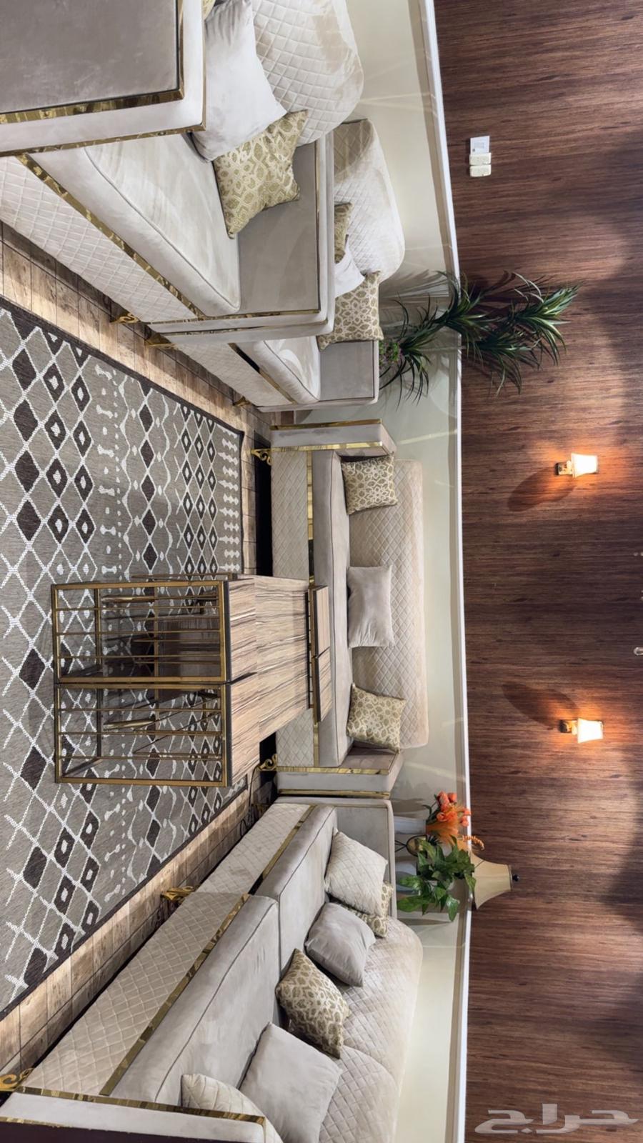 كنب و طاولة استقبال وطاوله معاها اربع خدمه64399856665730111