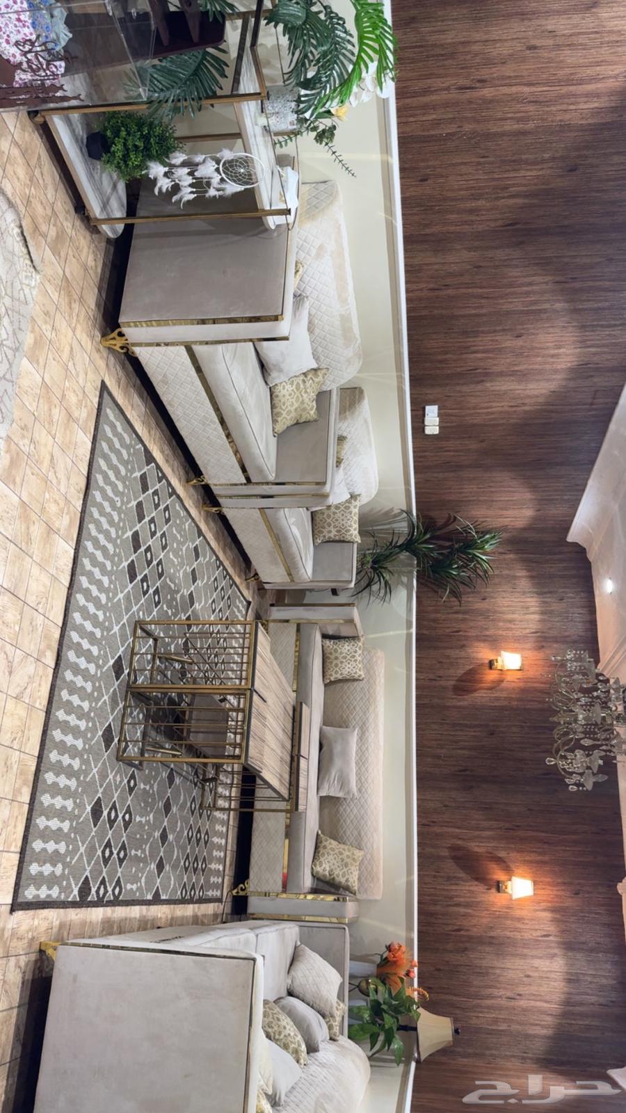 كنب و طاولة استقبال وطاوله معاها اربع خدمه64399856665730110