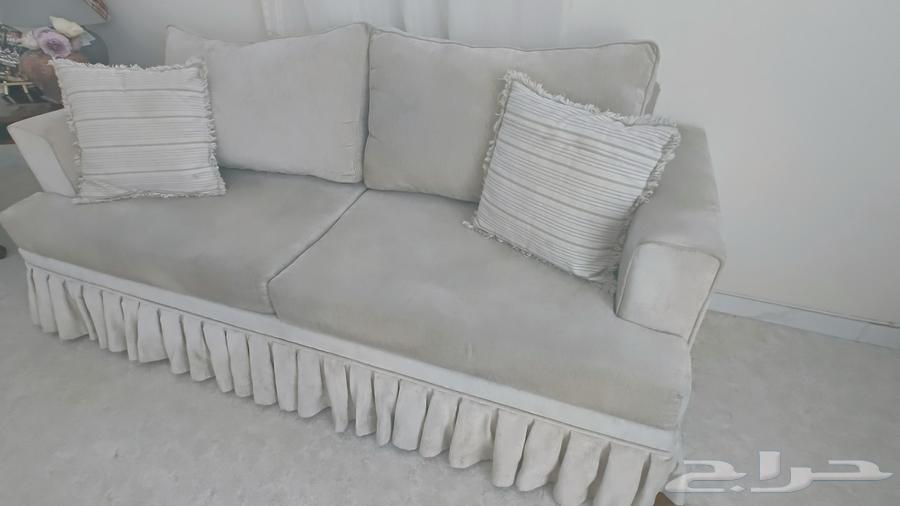 جلسة للبيع كنبة 3 مقاعد و2 كرسي وطاولة خشب64397673153923110