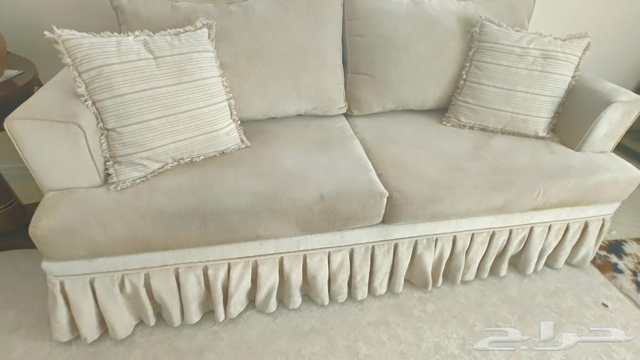 جلسة للبيع كنبة 3 مقاعد و2 كرسي وطاولة خشب64397673153923111