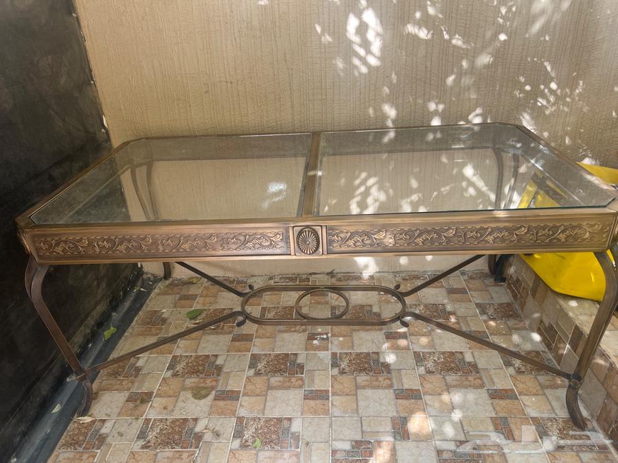 للبيع طاوله مع فازه زاويه64399161368450110