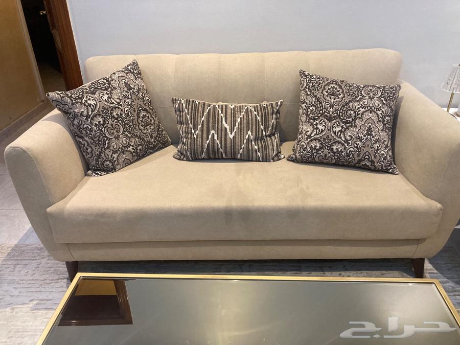 كنب نظيف مع طاولات بسعر مناسب64401119357441110