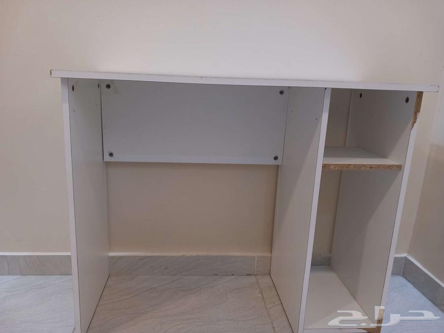 White wooden desk with 2 shelves. Length 90 cm, width 40 cm.64395643562499110
