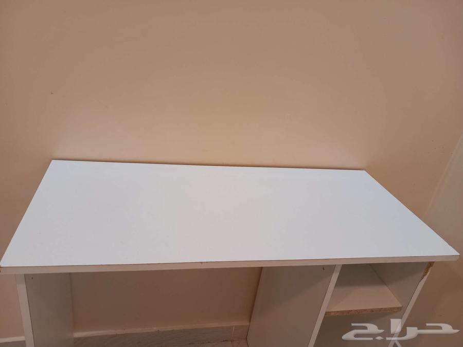 White wooden desk with 2 shelves. Length 90 cm, width 40 cm.64395643562499111