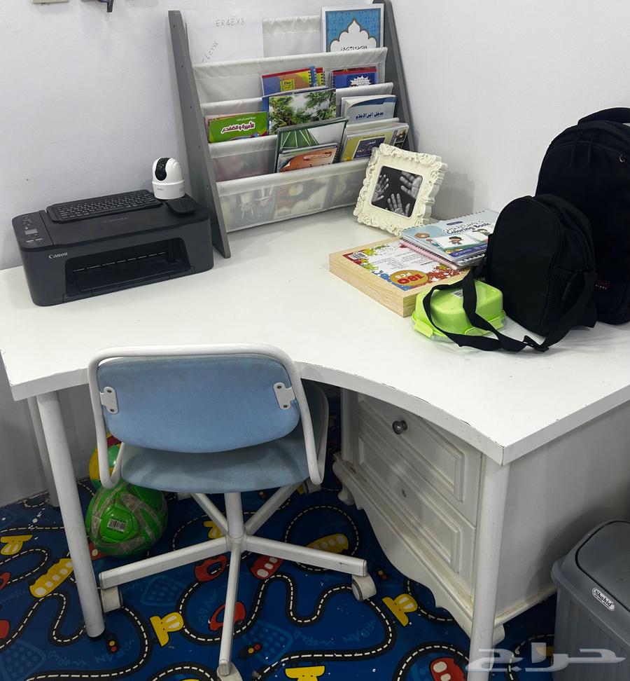 مكتب دراسي من ايكيا نظيف مع كرسي64397297879938110