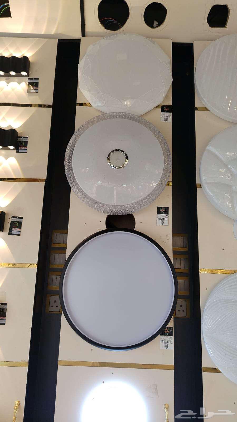 Modern round chandelier with three lights and modern designs.64409657590146114