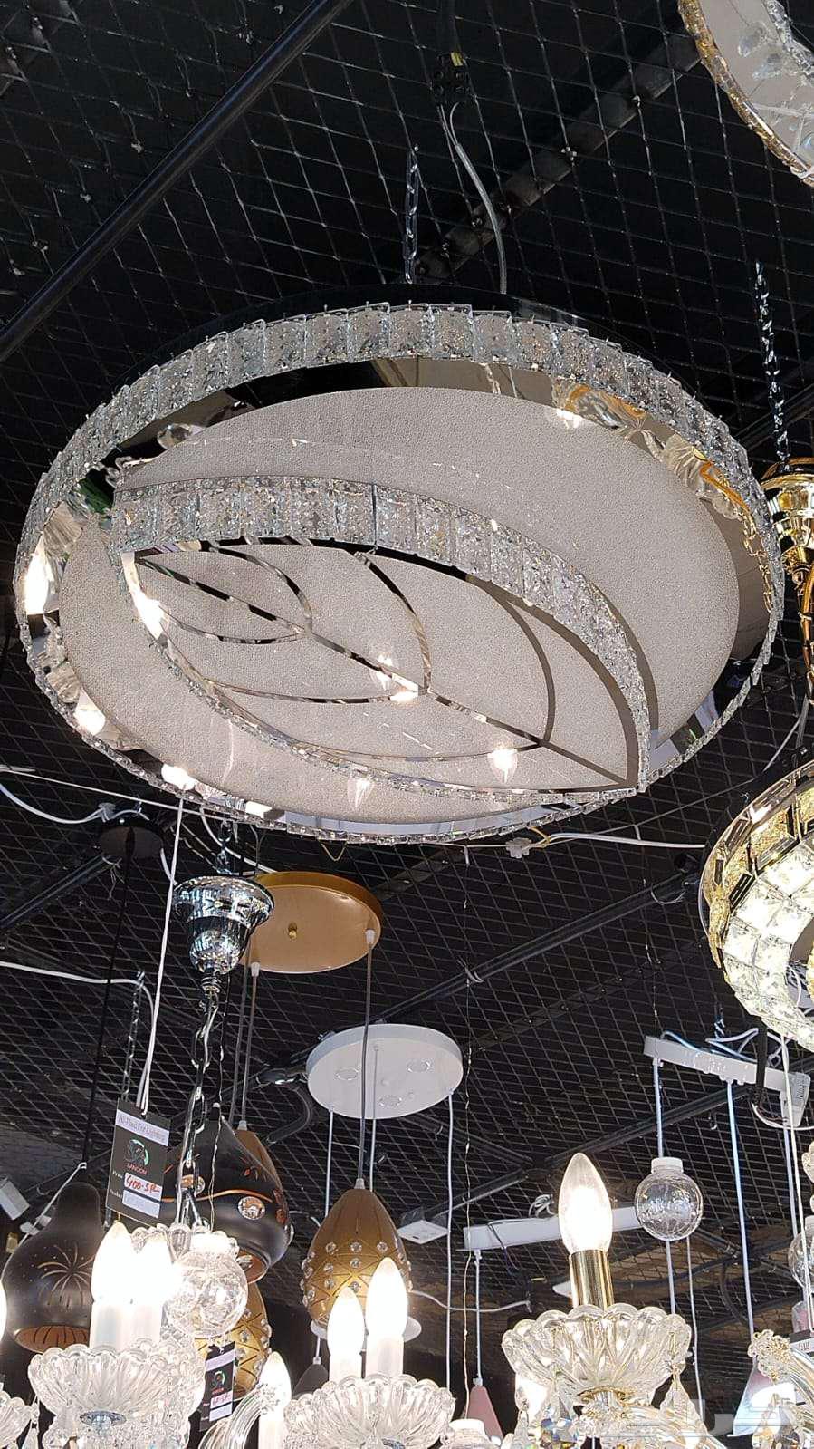 Modern round chandelier with three lights and modern designs.64409657590146113