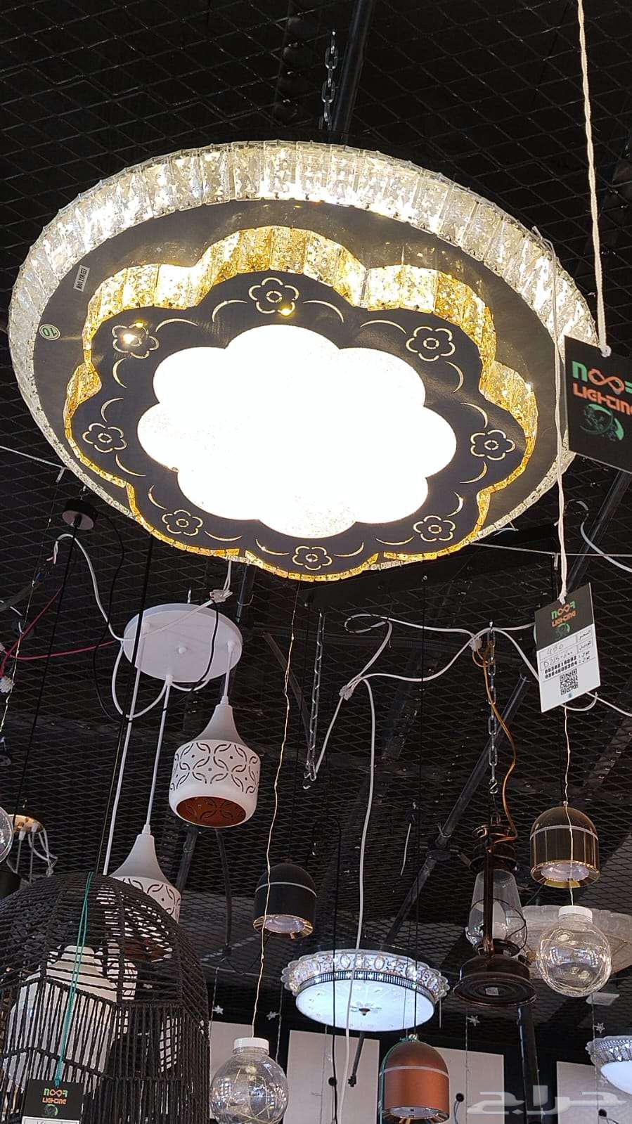 Modern round chandelier with three lights and modern designs.64409657590146112