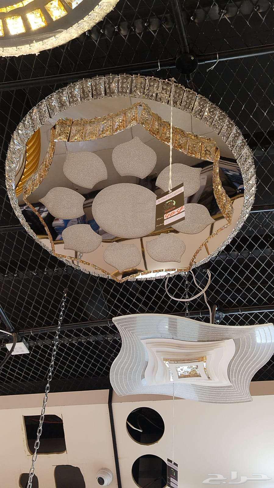 Modern round chandelier with three lights and modern designs.64409657590146111