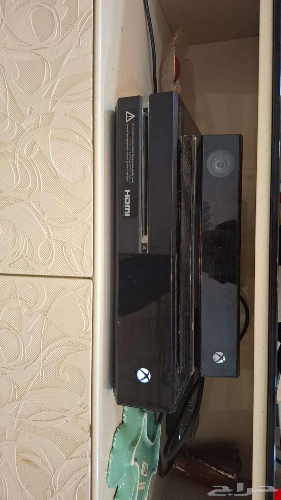 XBOX One with sensor and 2 controller63619465558658111