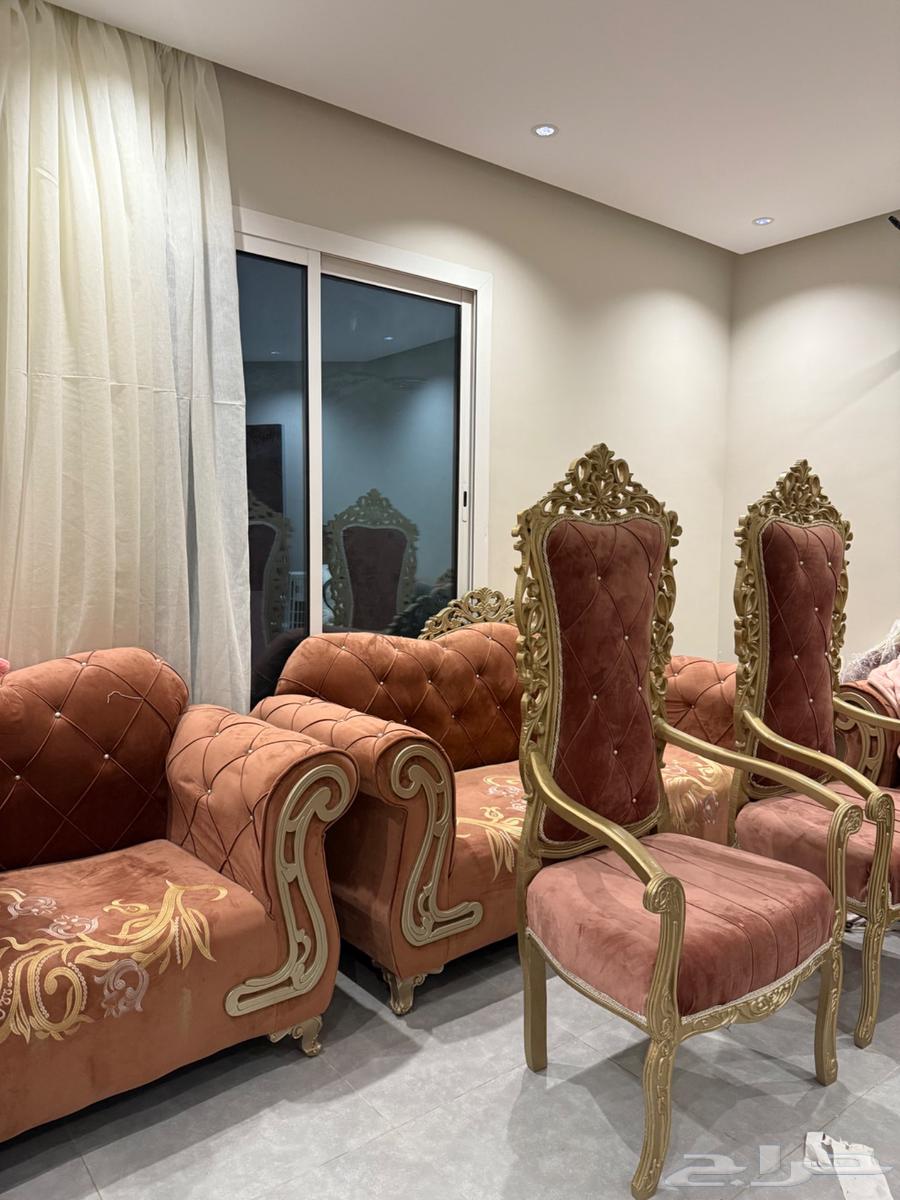 Elegant sofa set for sale, consisting of 5 pieces with 6 tables and a curtain.64403084968066110
