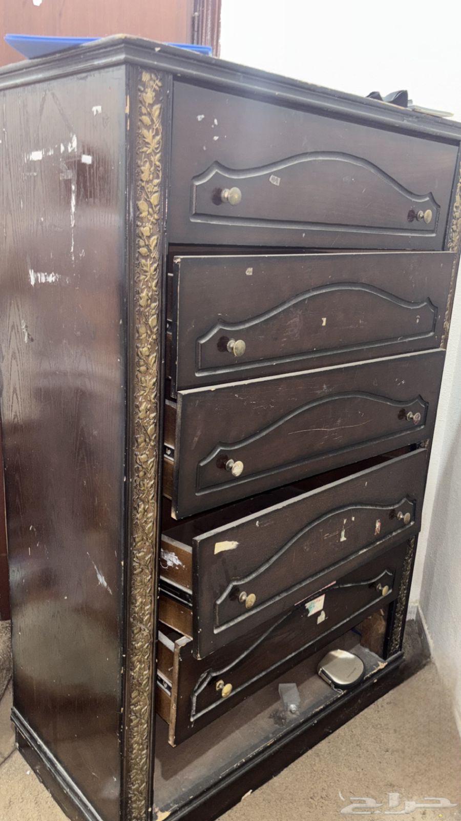 Furniture for sale, sofa and table64403315353347114