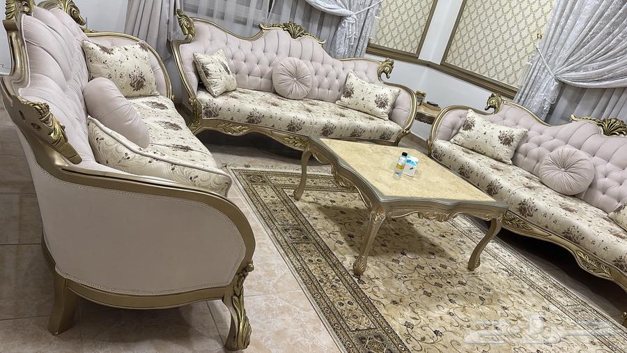 Sofa and table64404167212545110