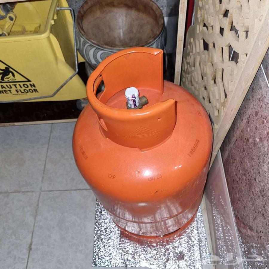 Air conditioners and gas cylinders64403839097089113