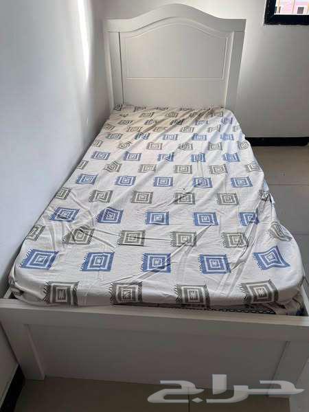 Single bed with mattress and side table64406835139457111