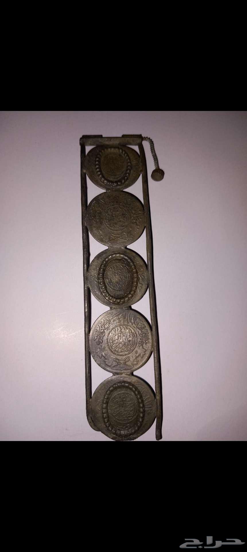 An ancient one-pound coin from the year 137064411460290049111