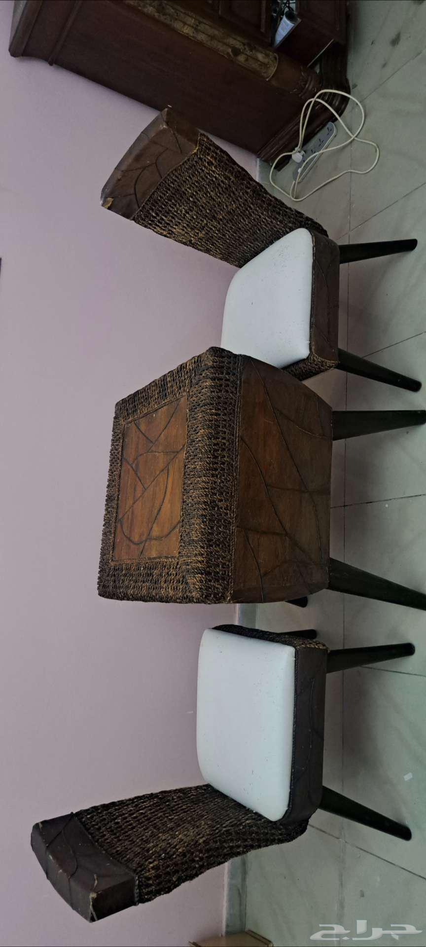 طاولتين واربع كراسي بحالة ممتازه64406332892545110