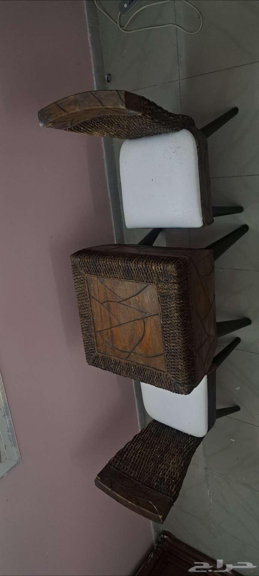 طاولتين واربع كراسي بحالة ممتازه64406332892545111