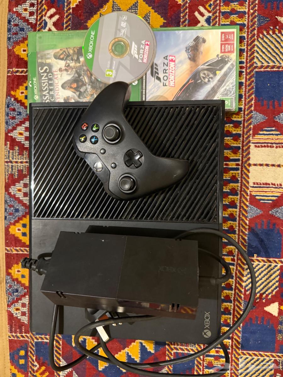 اكس بوكس ون Xbox one شرط نظيف جدا (غير مفكوك ومعاه ملحقات)64406220761857111
